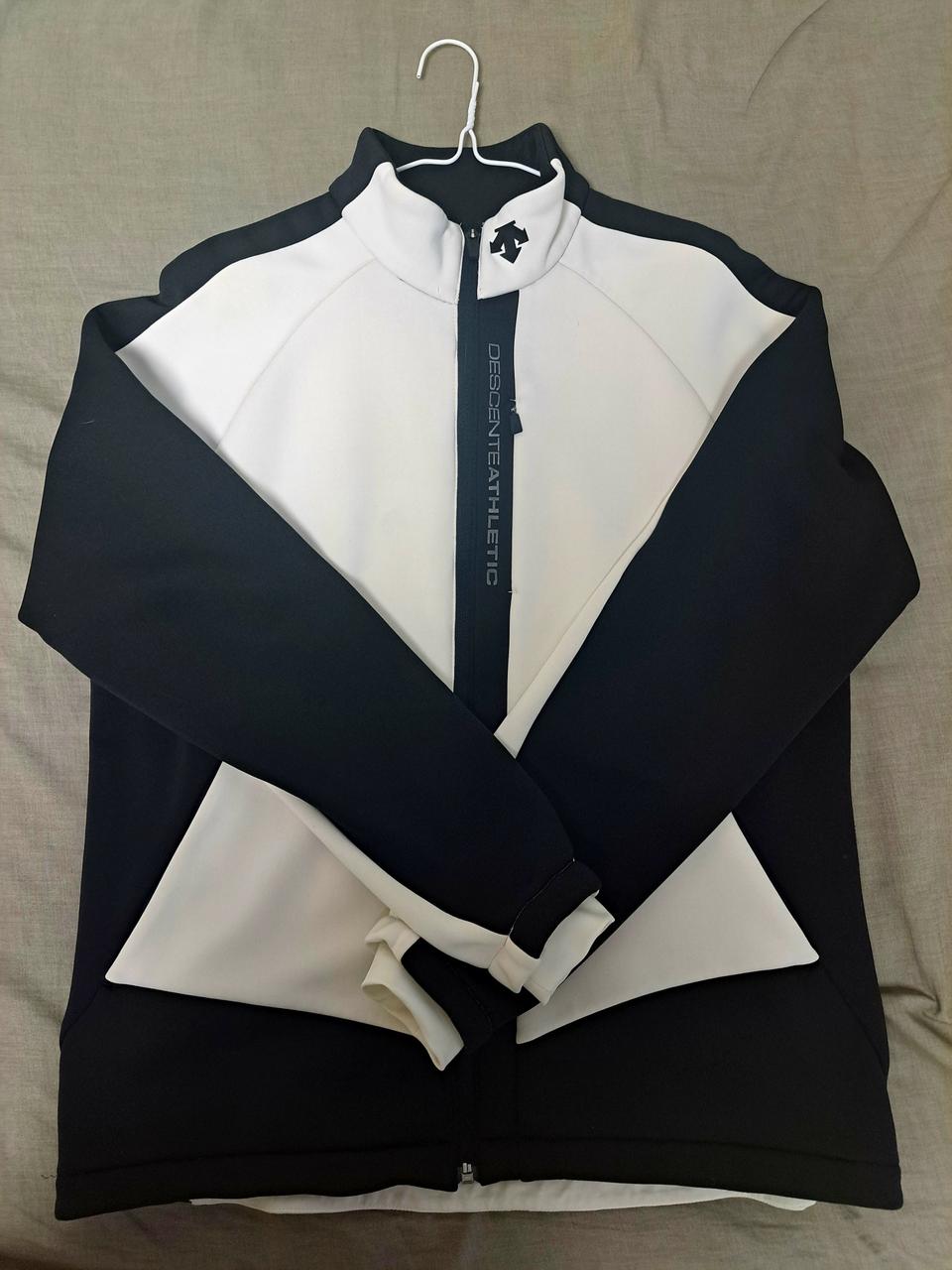 데상트 트레이닝 집업