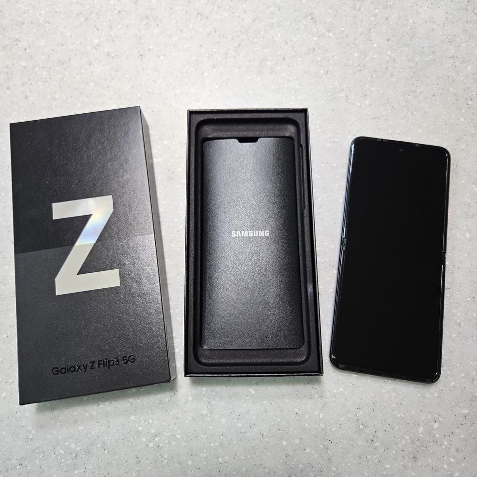 아껴 쓰다 어제 액정 교체한 Z Flip3 팝니다.