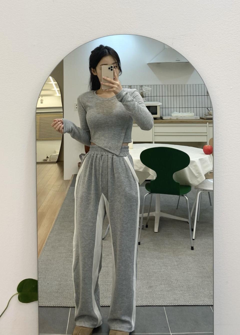 투피스 세트 긴팔 v 언발 크롭 티셔츠 배색 밴딩 바지 트레이닝복