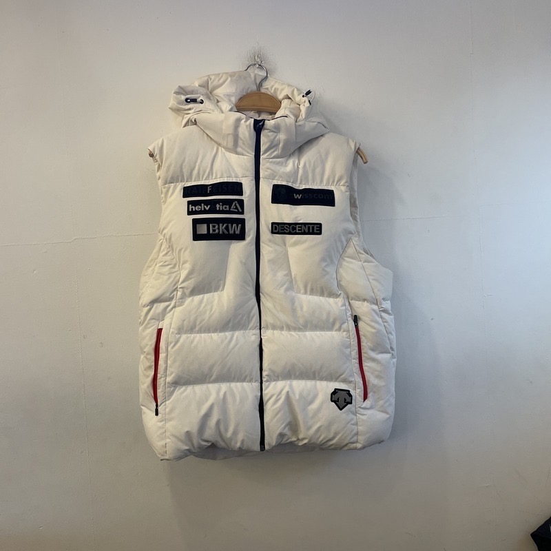 데상트 패딩조끼