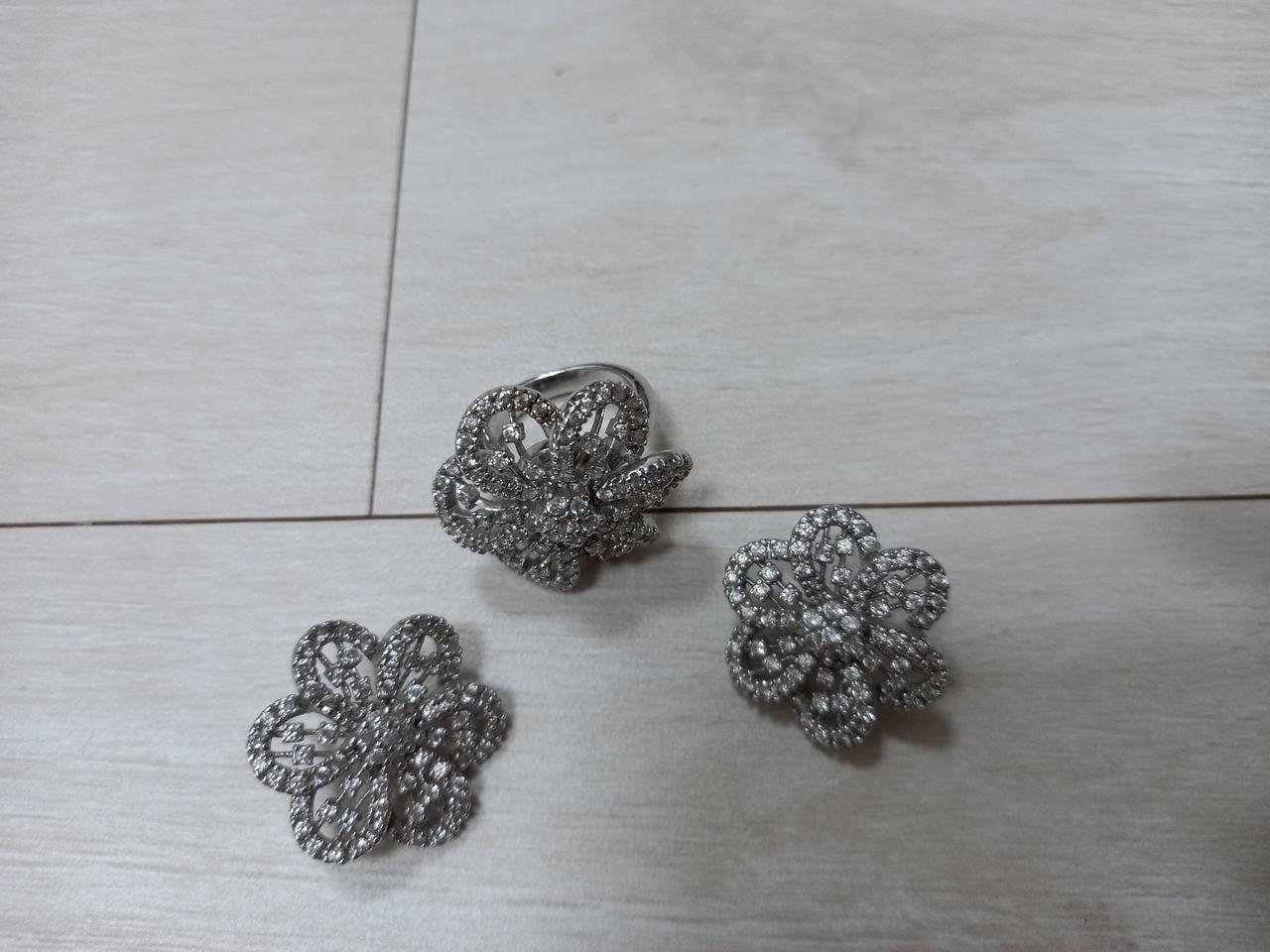 실버 귀걸이와 반지샛트