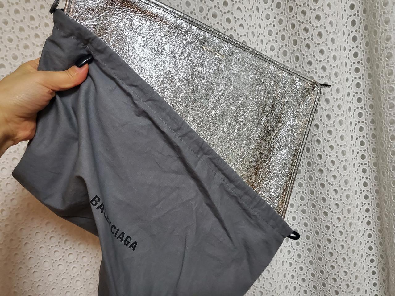 발렌시아가 실버 클러치