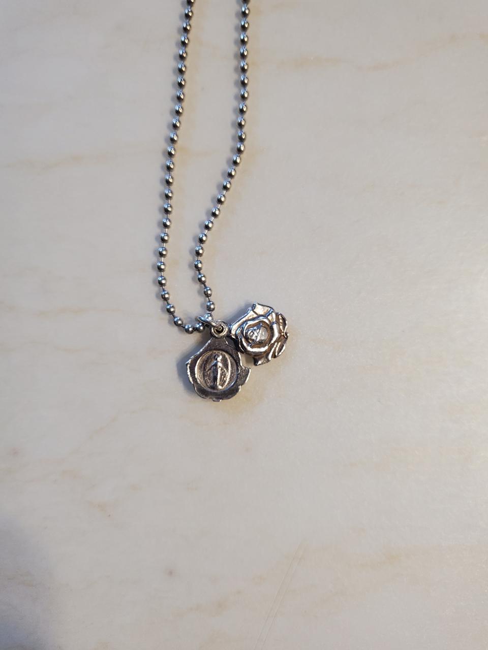 실버 장미 묵주목걸이