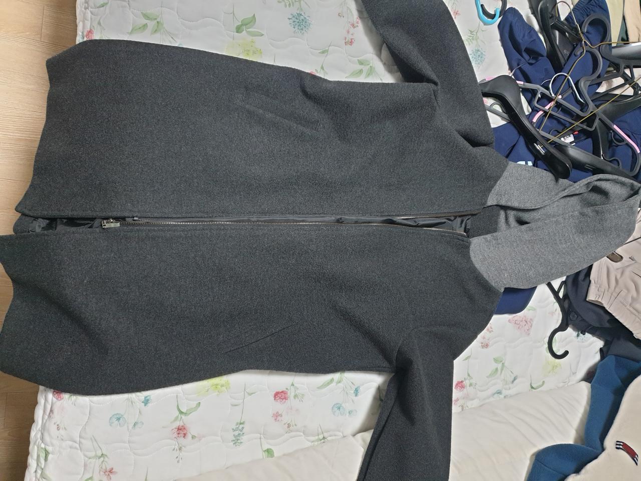 모직 후드배색코트입니다