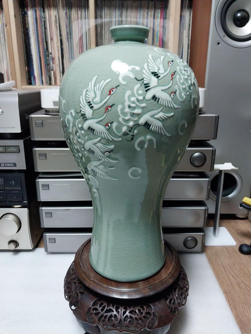 송암도예 정우식 선생의 청자 양각 운학문 매병