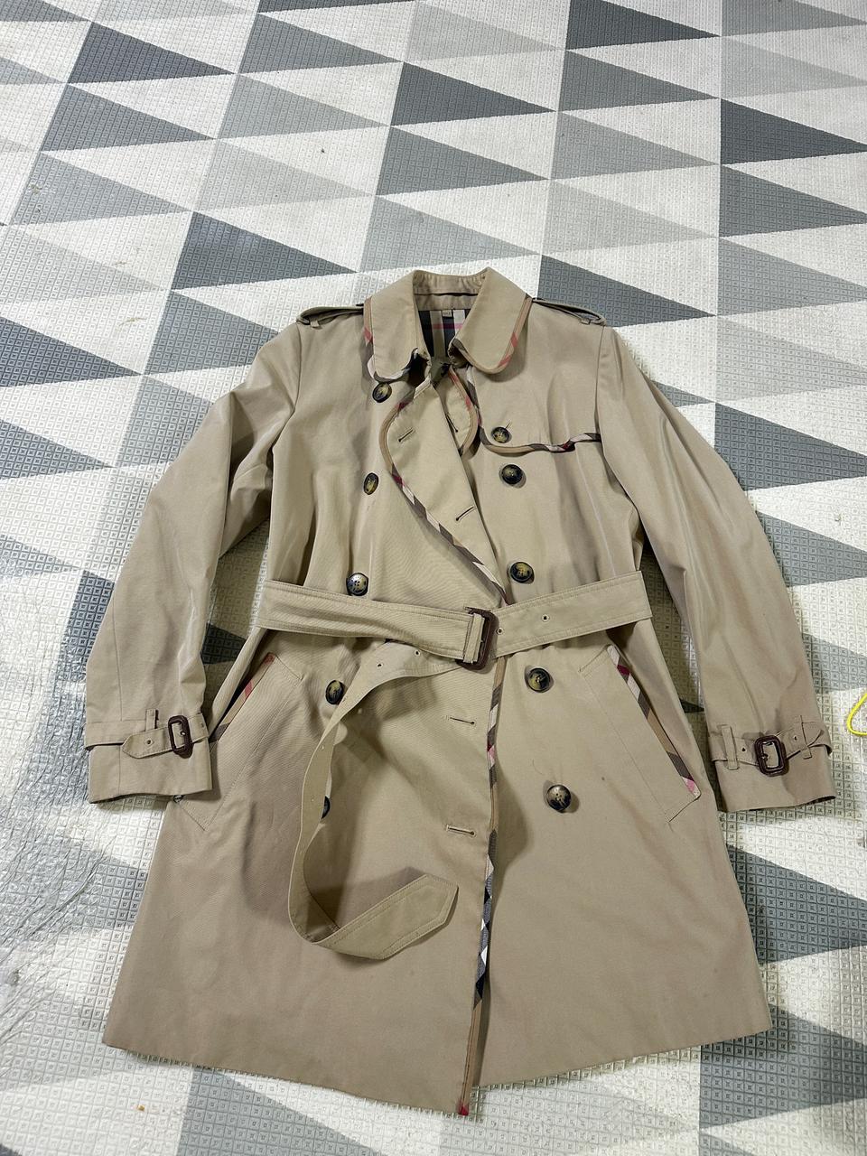 정품 버버리 코트 66 매장판 가슴단면55 길이86