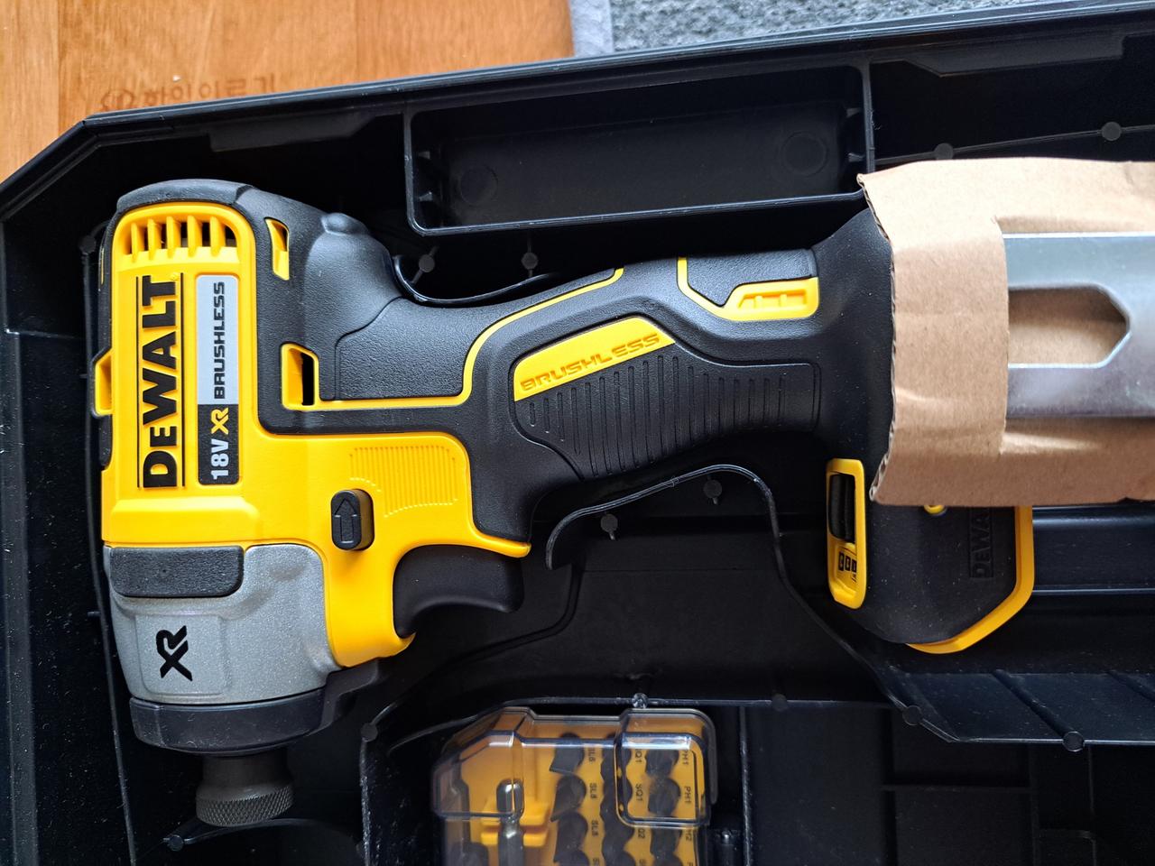 디월트 DCF887N 임펙트드릴 베어툴 본체 새상품