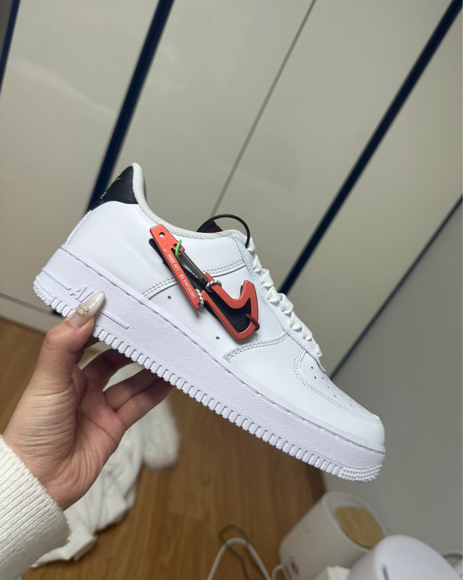 나이키 에어포스 1 07 프리미엄 카라비너 레드 240 급쳐