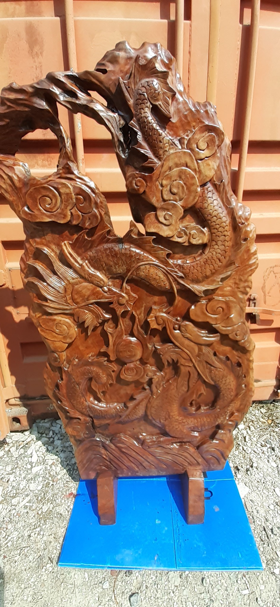 통나무  용조각상