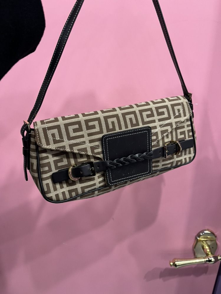 지방시 플립 숄더백 (다시는 없을 가격, 최저가)