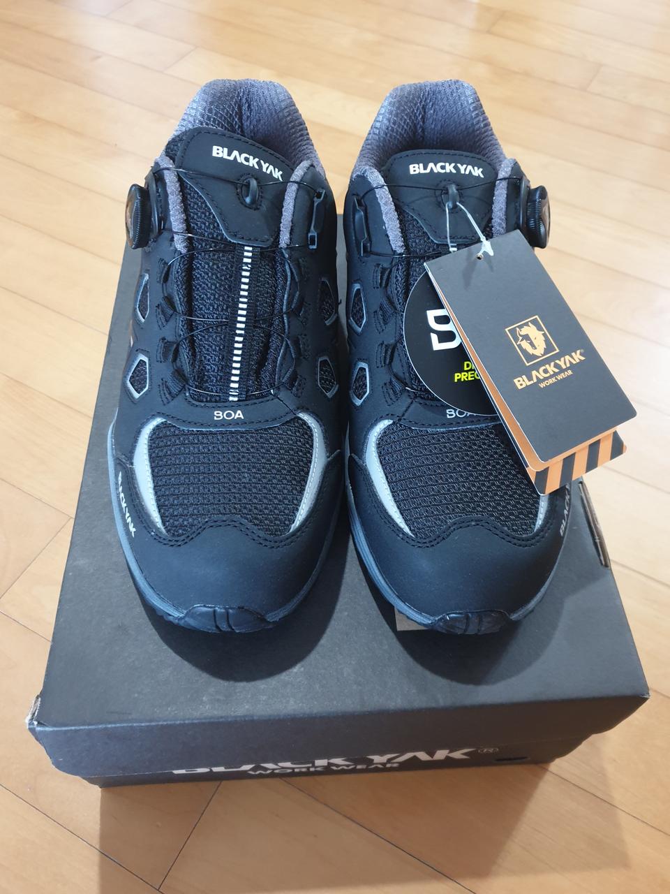 미착용 새상품입니다.블랙야크 YAK-405D 안전화 판매합니다.사이즈