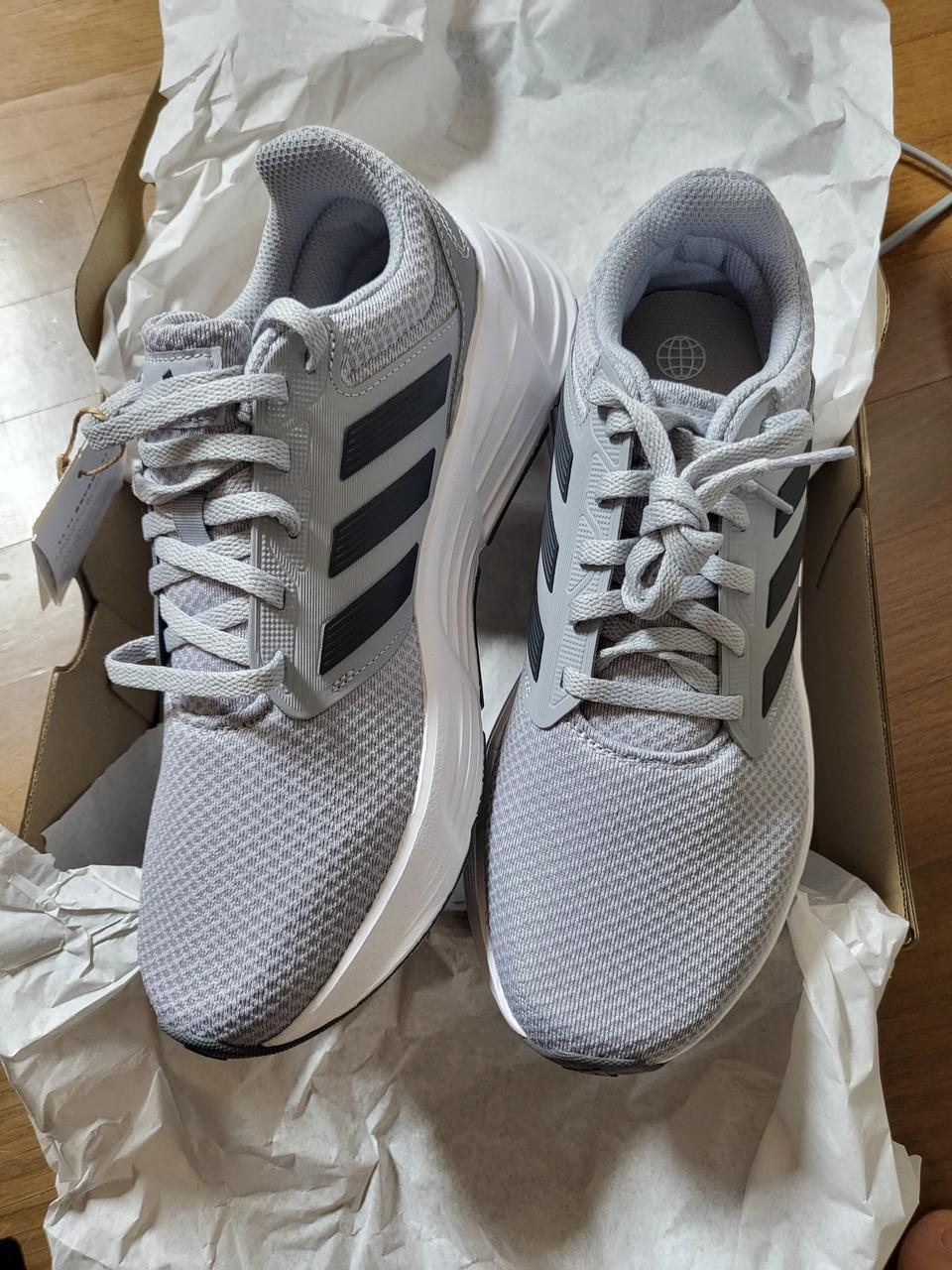 새상품. 아디다스 운동화