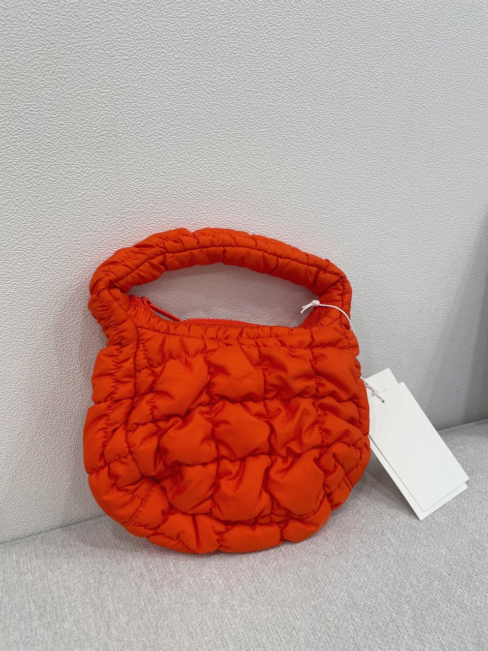 (*새제품) 코스 퀼티드 초미니백 구름백 오렌지 색상 (초미니 당근빵)