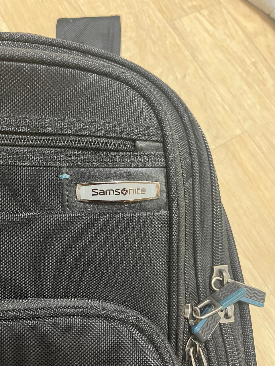 샘소나이트 백팩팝니다