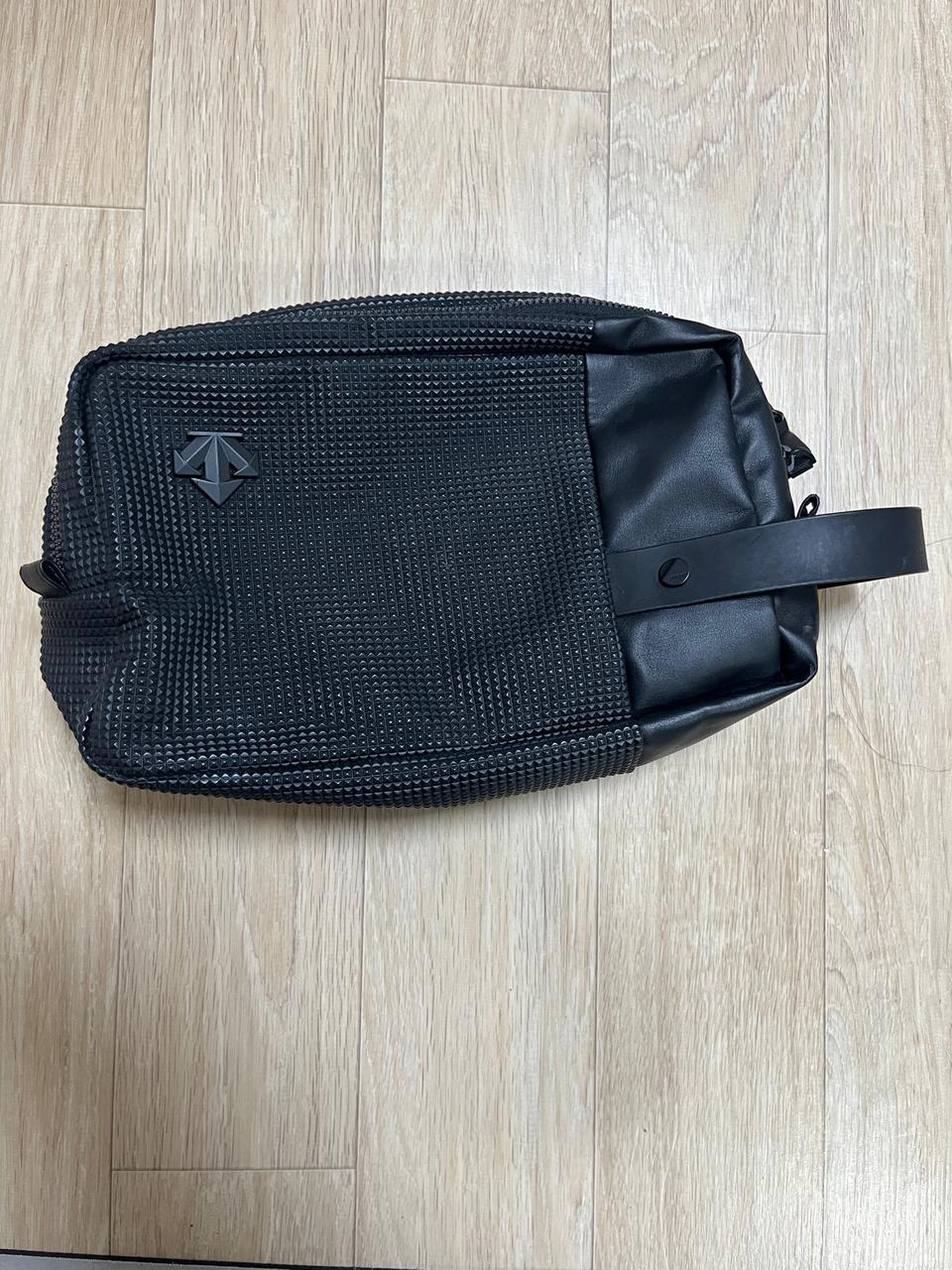 데상트 힙색 가방 팝니다