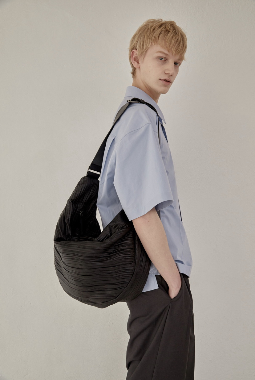 오엑스 스튜디오 램스킨 크링클 리얼레더 크로스백