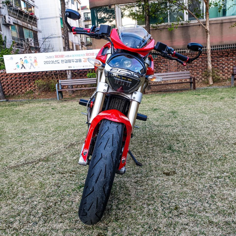 두가티 796몬스터 2013년식 저렴하게 판매합니다.