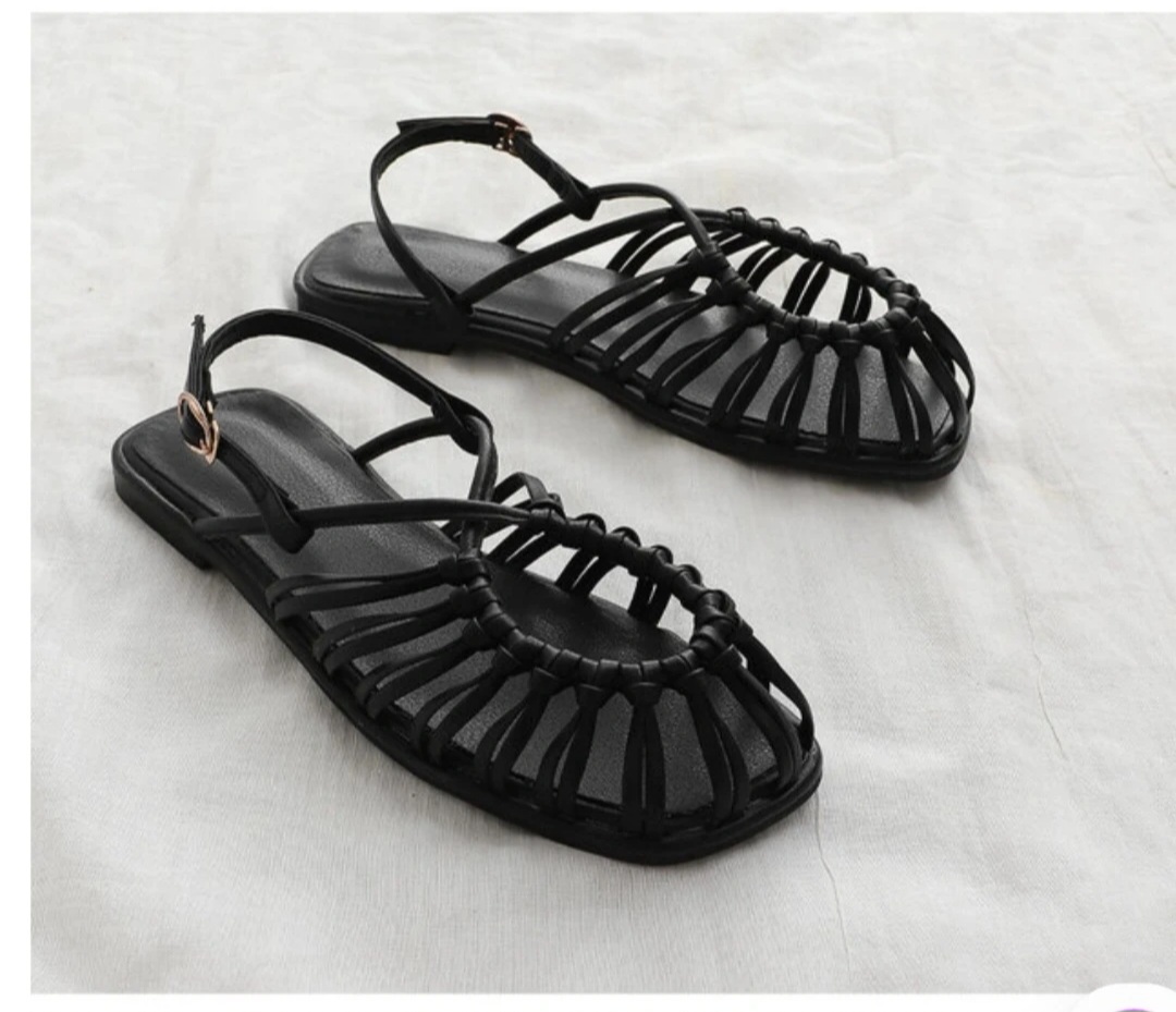 유니크한 꼬임 디자인 플랫샌들 240