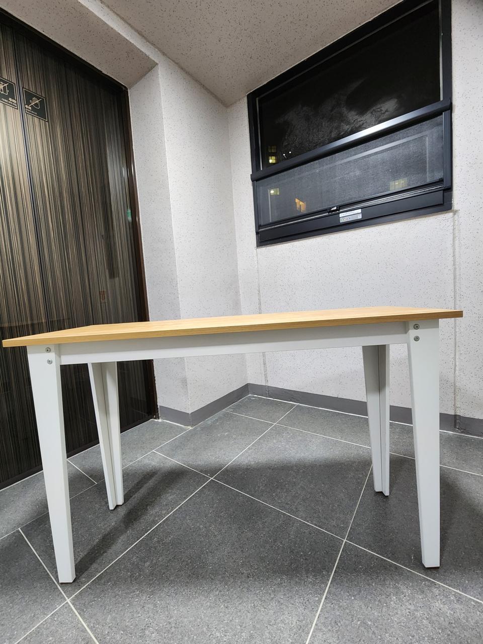 창가 거실 슬림 테이블