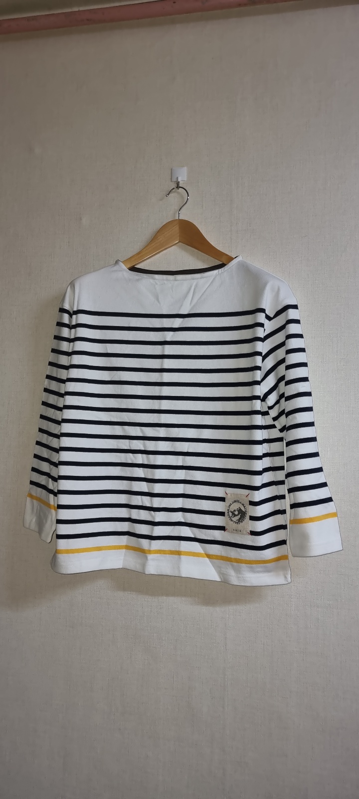 64. (새 옷) (배송비 포함) 남자 긴팔티 팝니다.