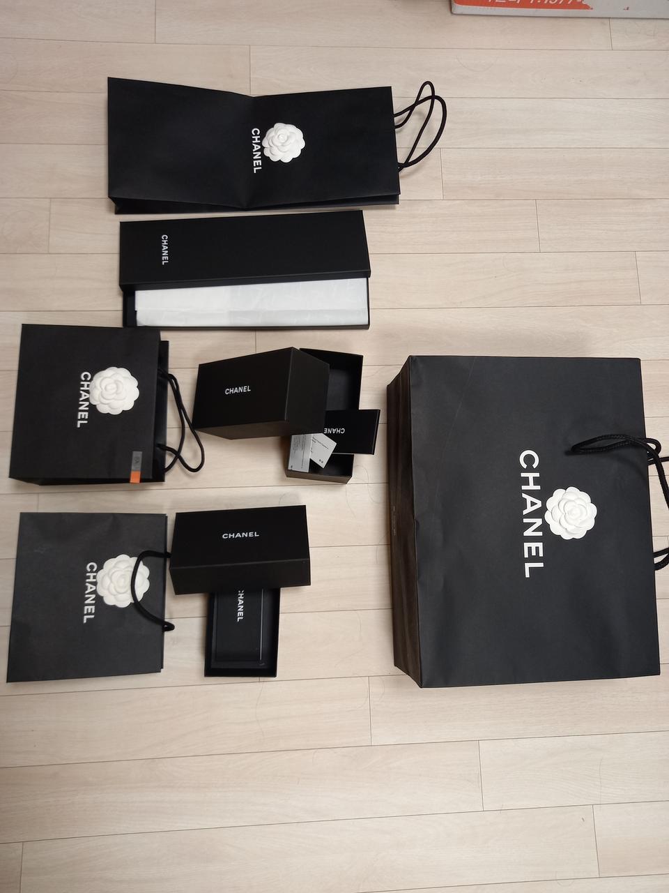샤넬종이박스와 가방들