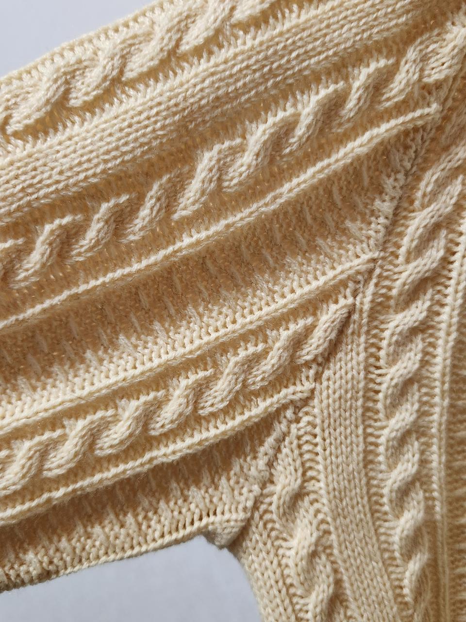 아일렛 브이넥 니트