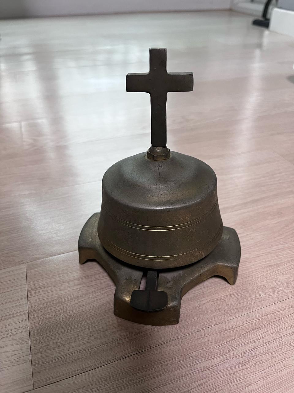 동으로 만든 종