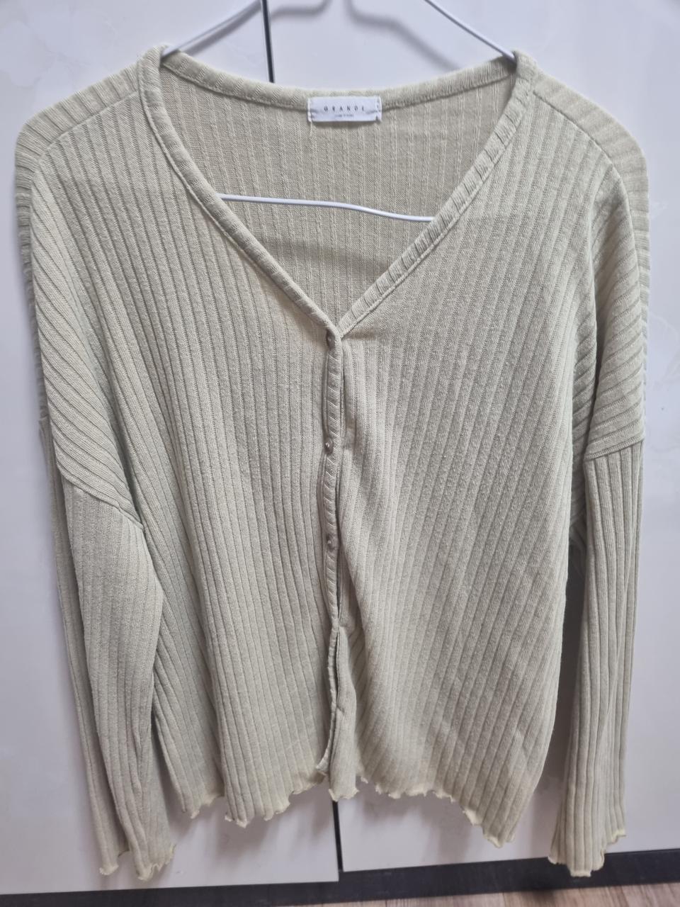 새상품 여리여리핏 연카키색 가디건 15000원