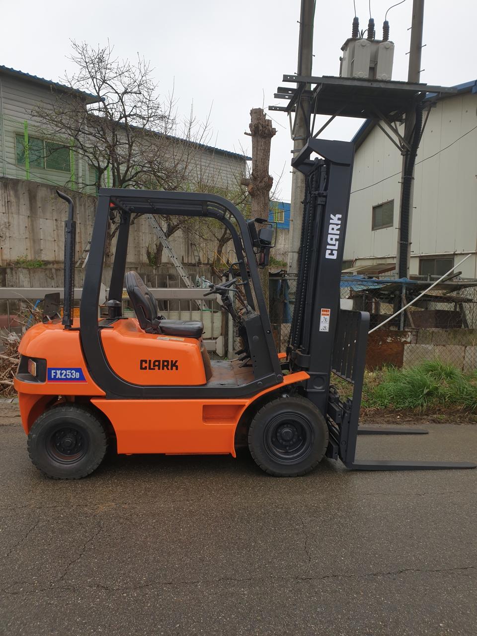 클라크 2.5톤 하이마스트 자동발 디젤 중고 지게차 싸게판매합니다
