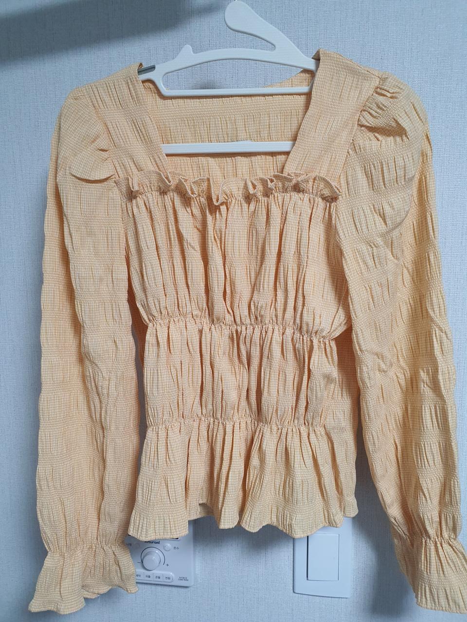 스퀘어넥 프릴블라우스