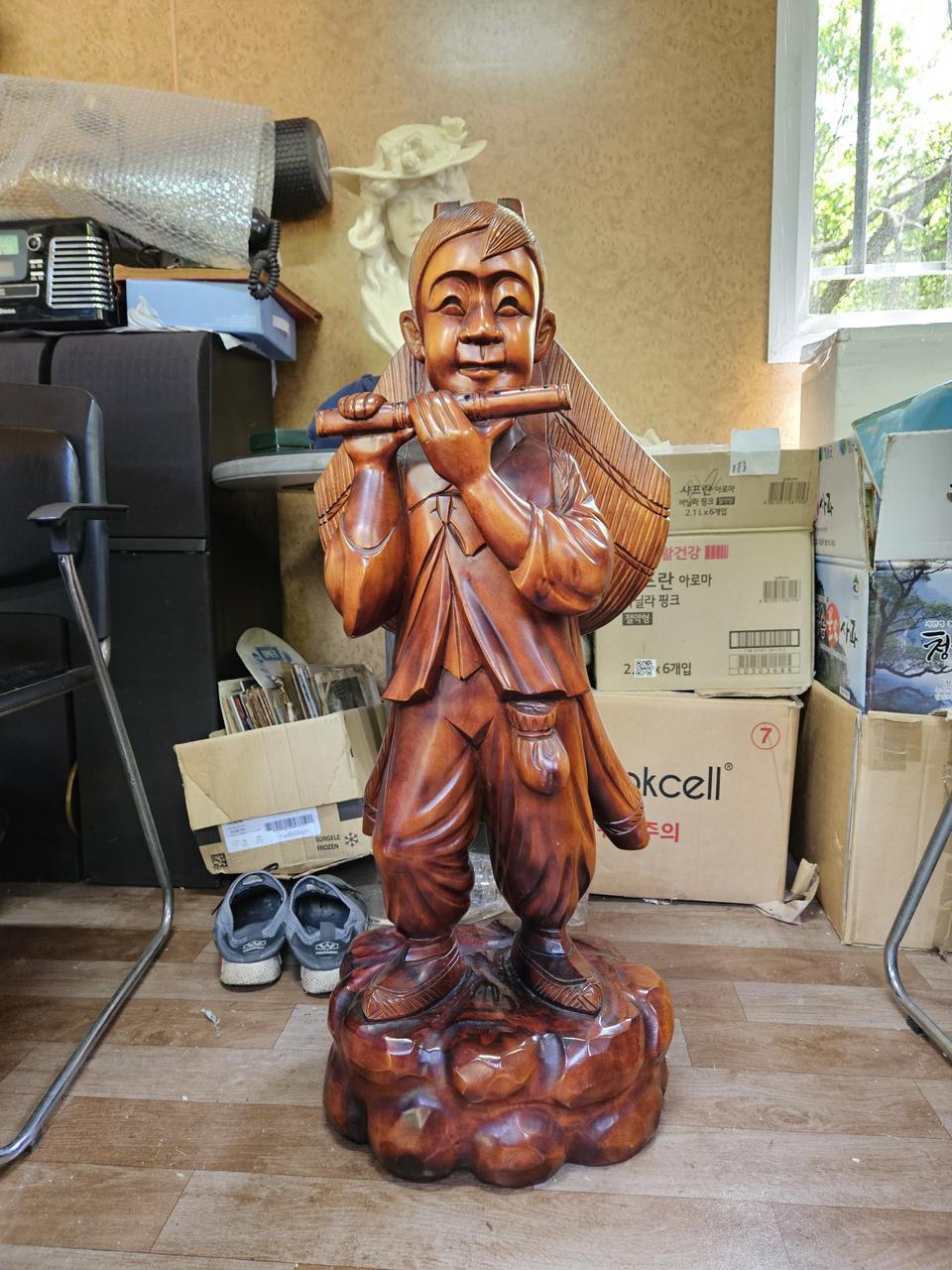 피리부는 나무조각상