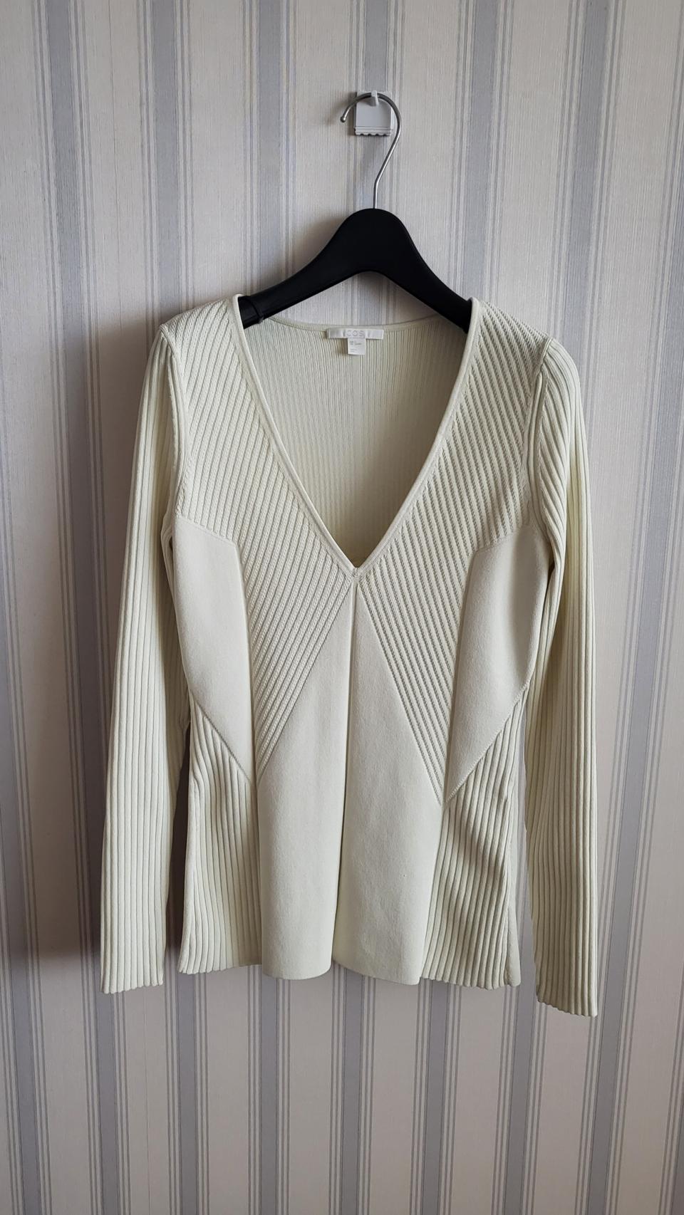 코스 브이넥 깊은 니트