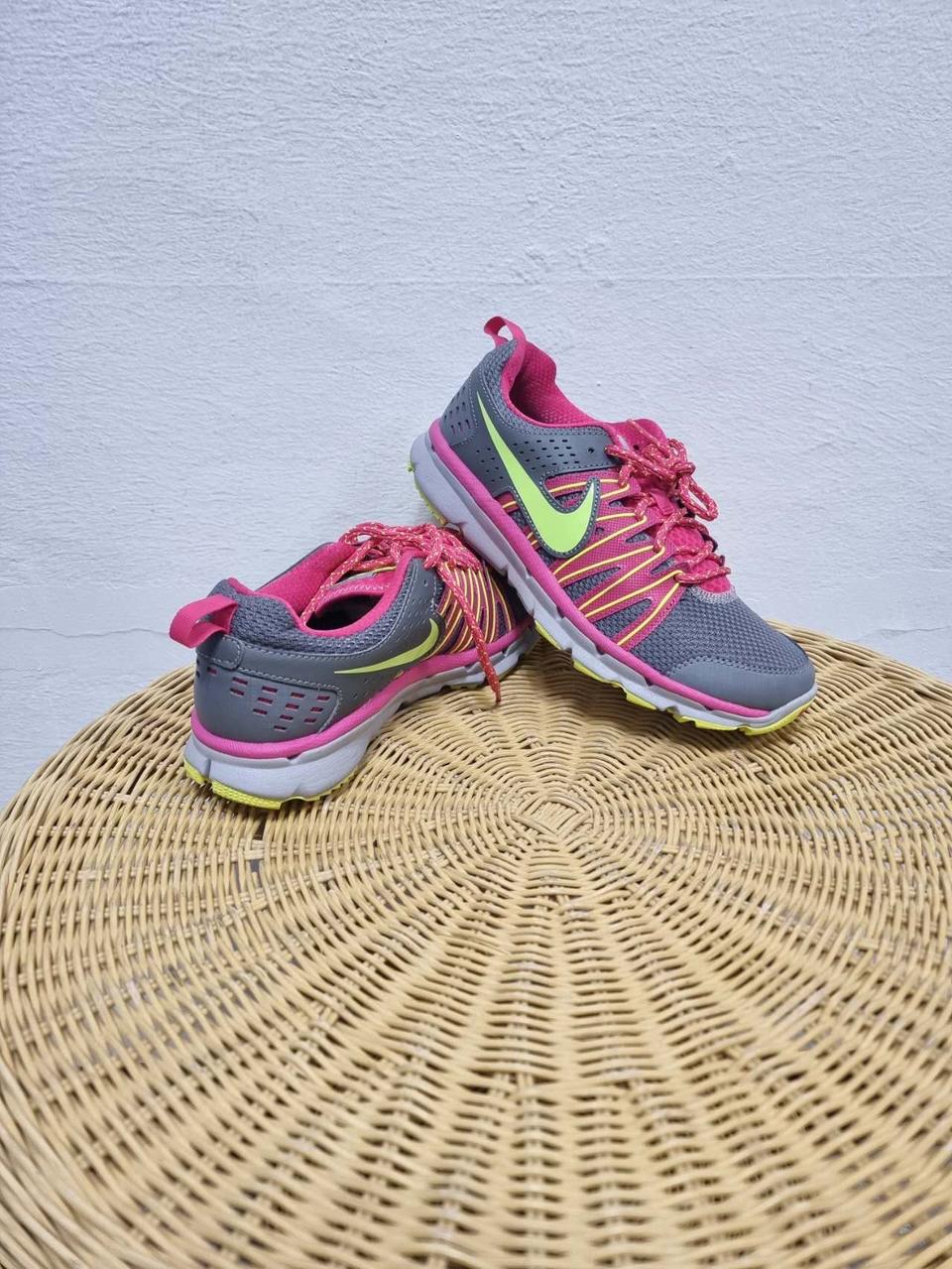 나이키 여성 운동화 사이즈240 상태좋아요 X1-138