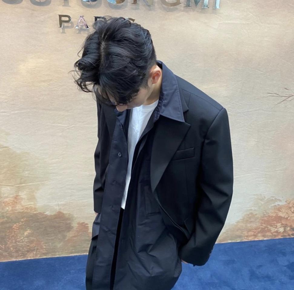 우영미 블랙 사선 러프 셔츠 48