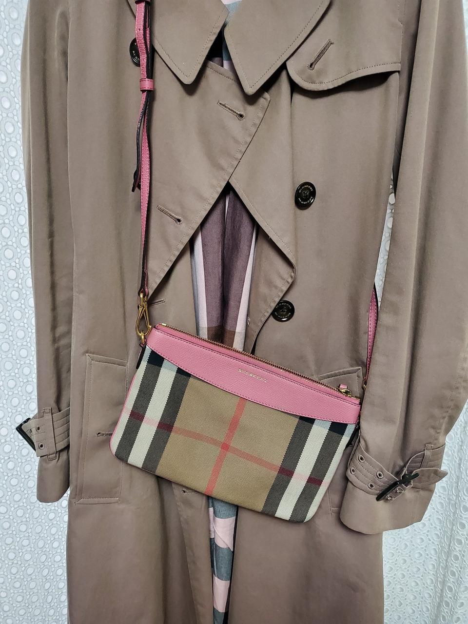 버버리 코튼배색 페이톤 크로스바디백 핑크