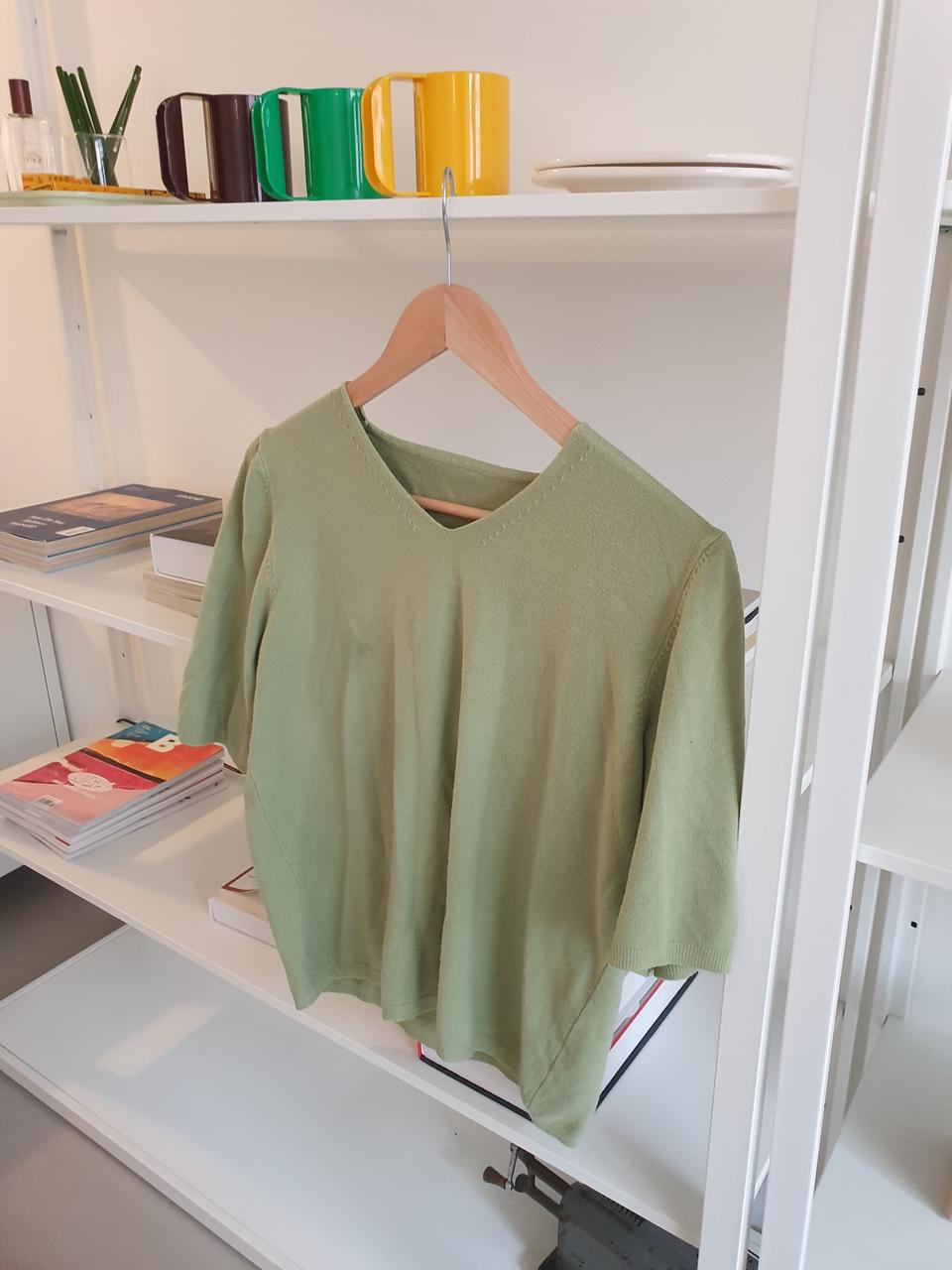 그린 반팔 니트 free