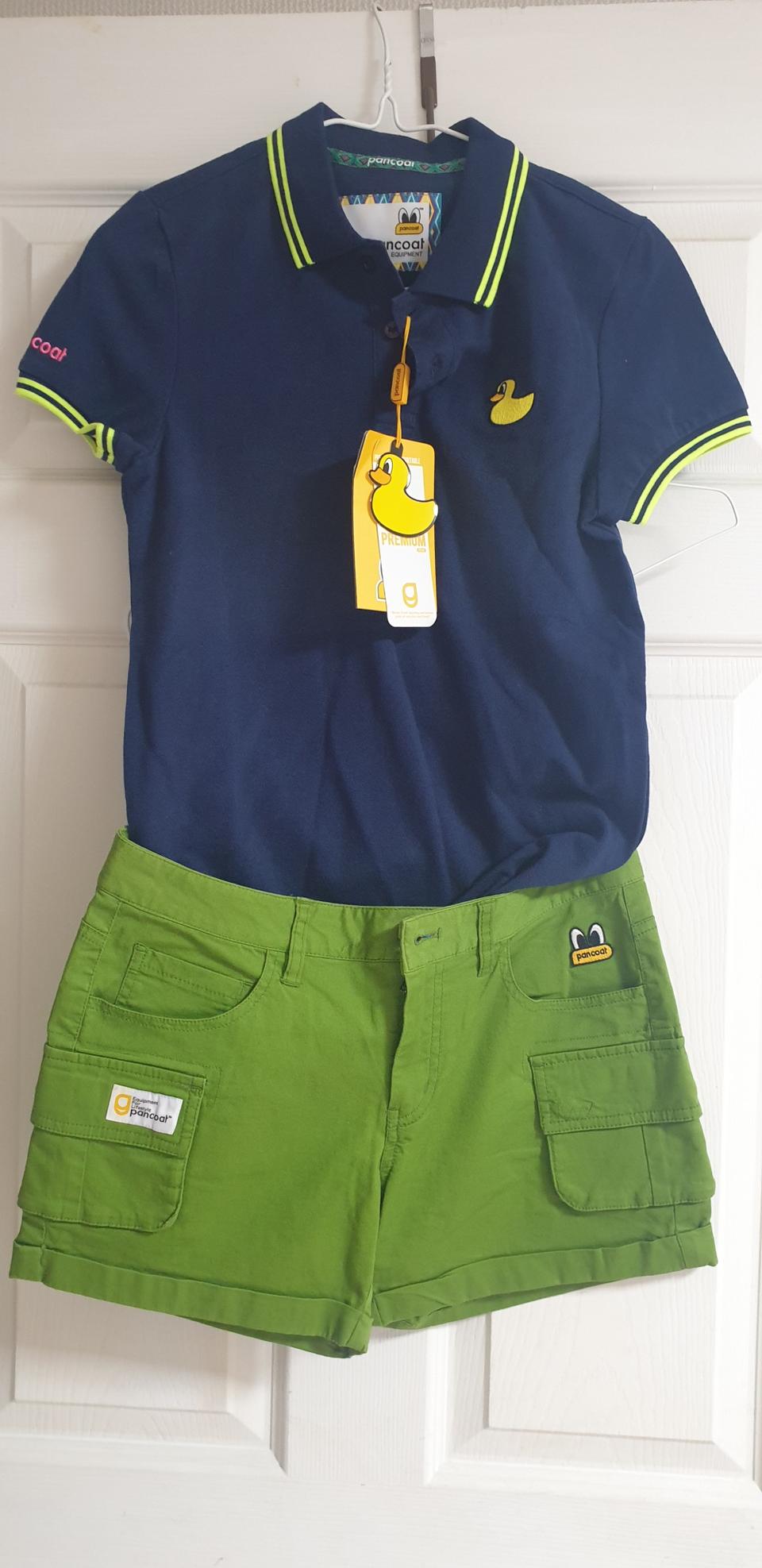 팬콧 티셔츠와 바지