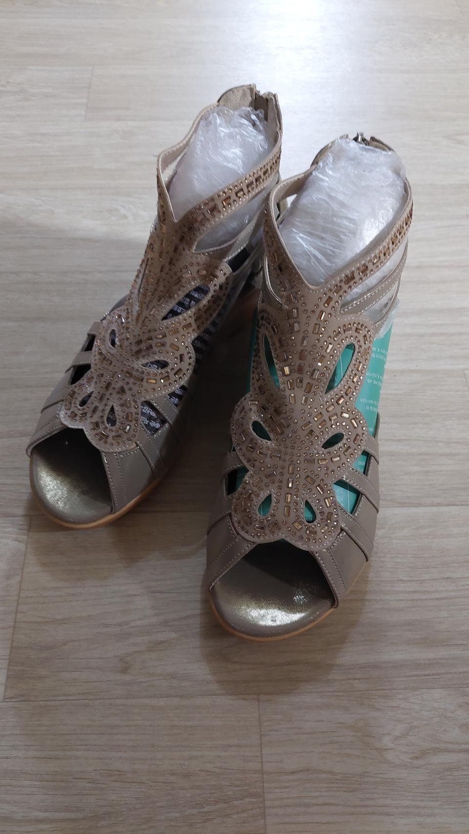 (새상품)폭신한샌들 245