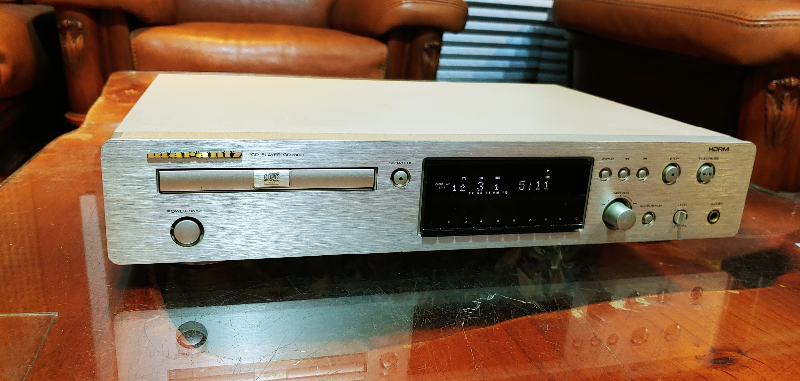 디지털 광출력까지 가능한 마란츠 고급 CD플레이어 CD7300