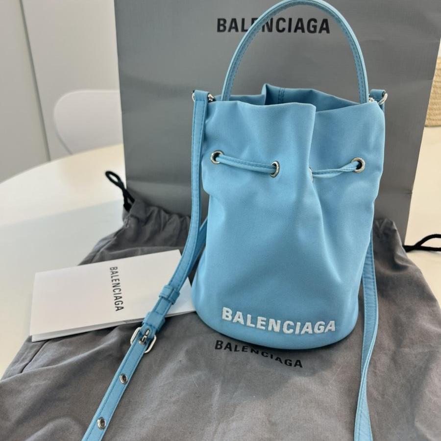 발렌시아가 휠 드로스트링 스몰 버킷백