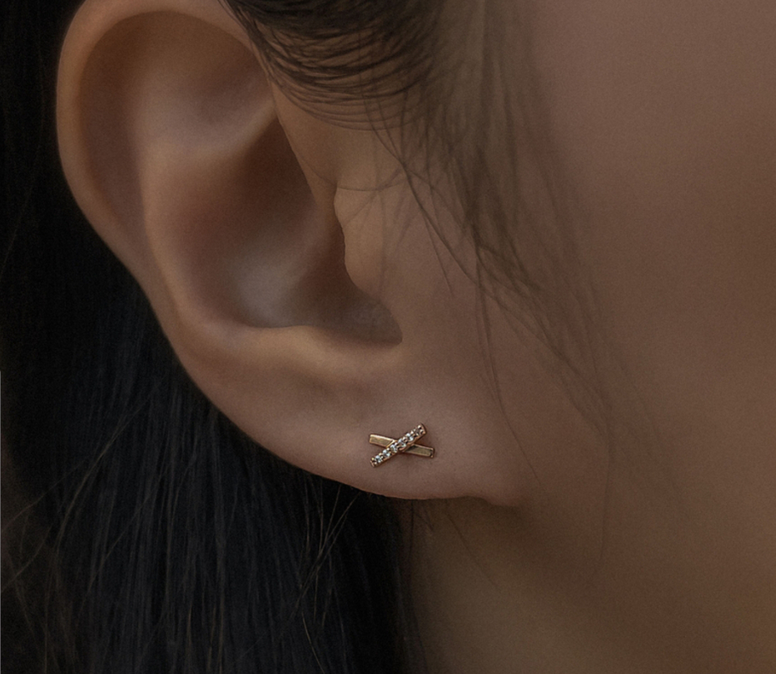 14k 로즈골드 엑스 스틱 귀걸이