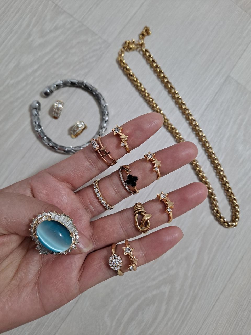 반지10개.팔찌1개.목걸이1개.귀골리1쌍13가지입니다