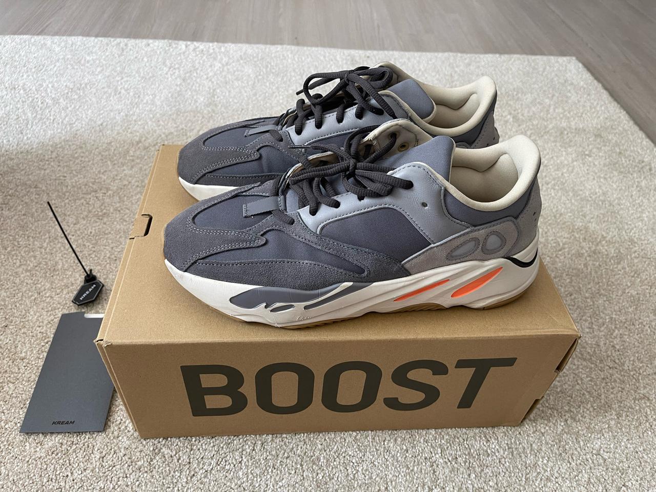 아디다스 이지부스트 700 마그넷