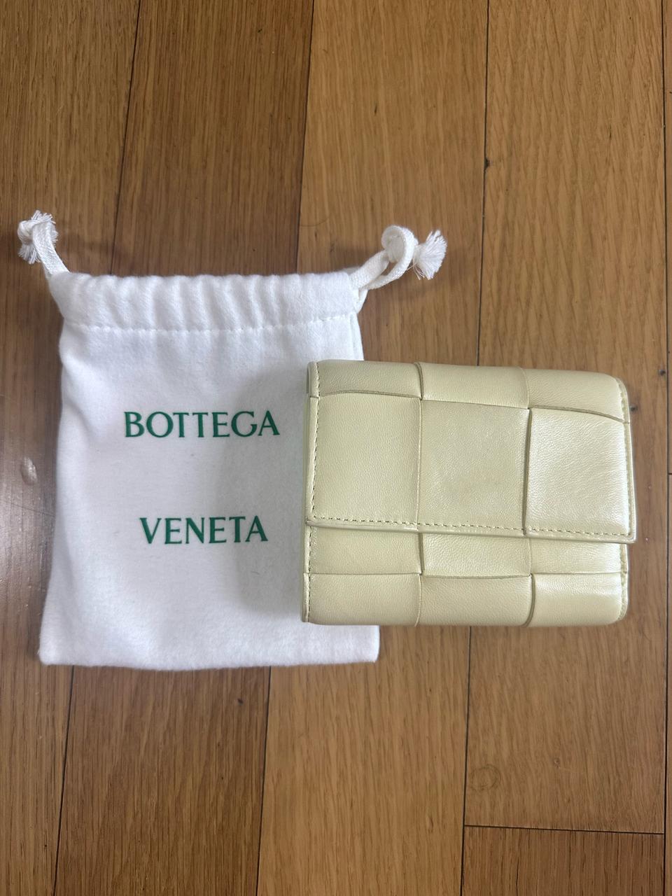 최신형 보테가베네타 인트레치아토 3단 중지갑