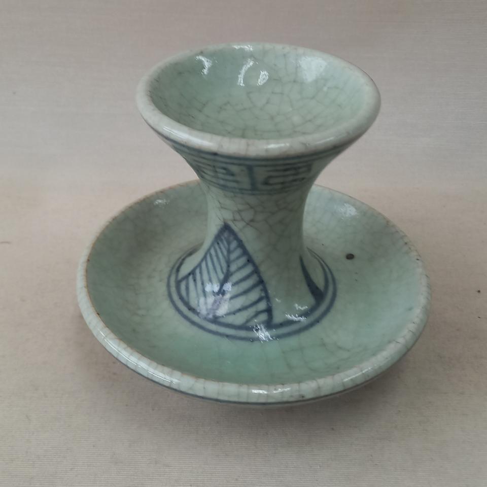 오래된 청화백자 등잔