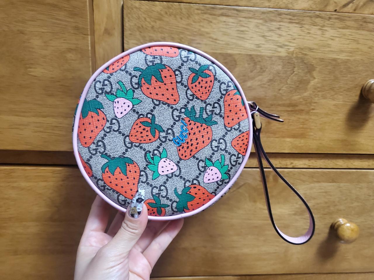 구찌 GG수프림 스트로베리 라운드 스트랩 클러치