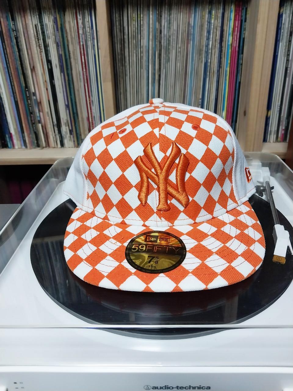 뉴에라 어반 오렌지/화이트 다이아몬드 클래식 뉴욕 양키즈 모자(61cm)