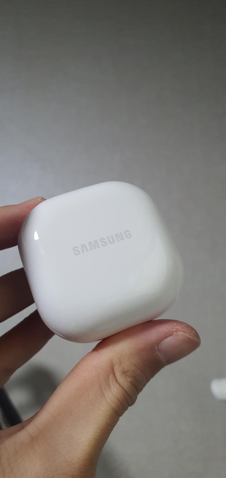 버즈 2 화이트 충전기 본체 판매합니다