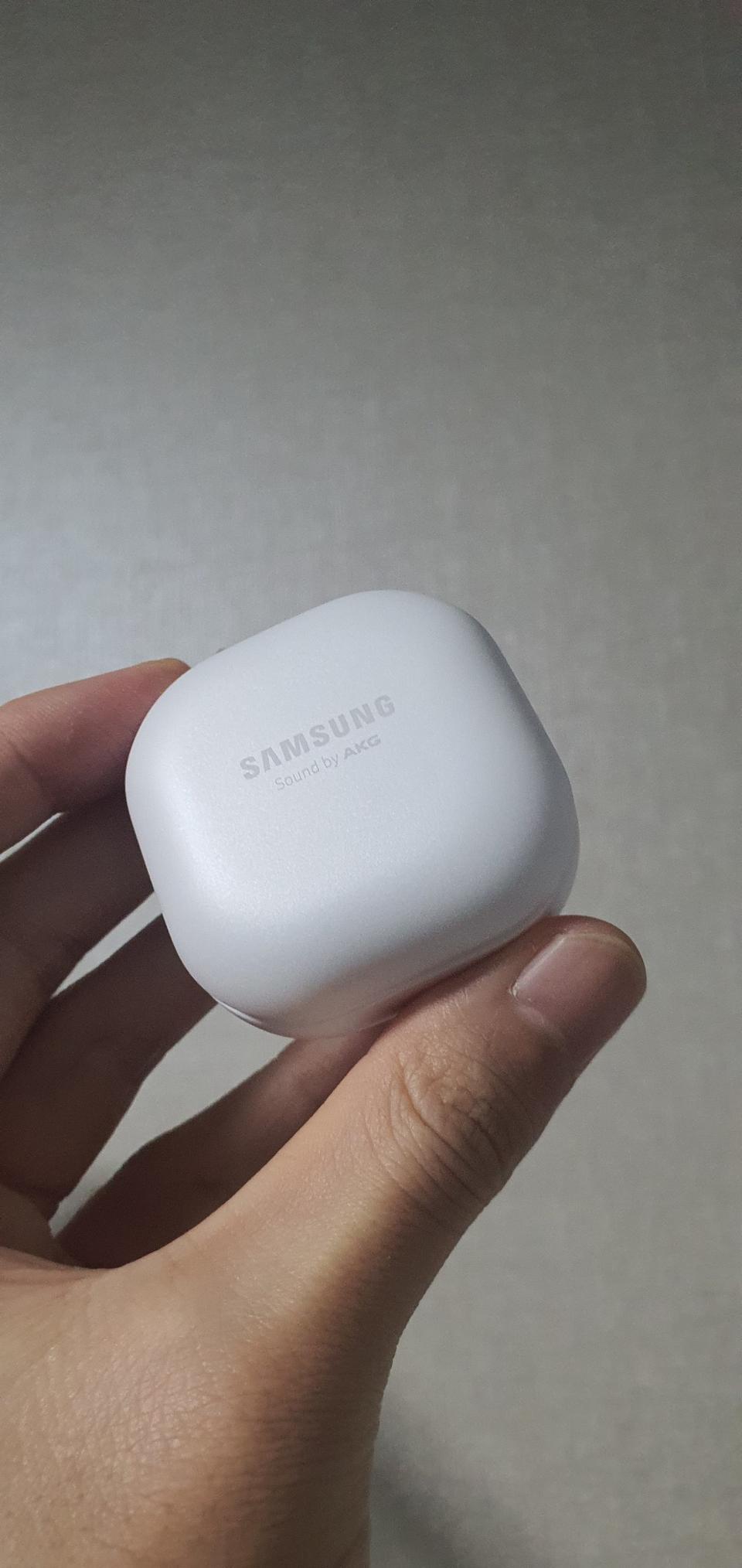 버즈 프로 화이트 충전기 본체 판매합니다