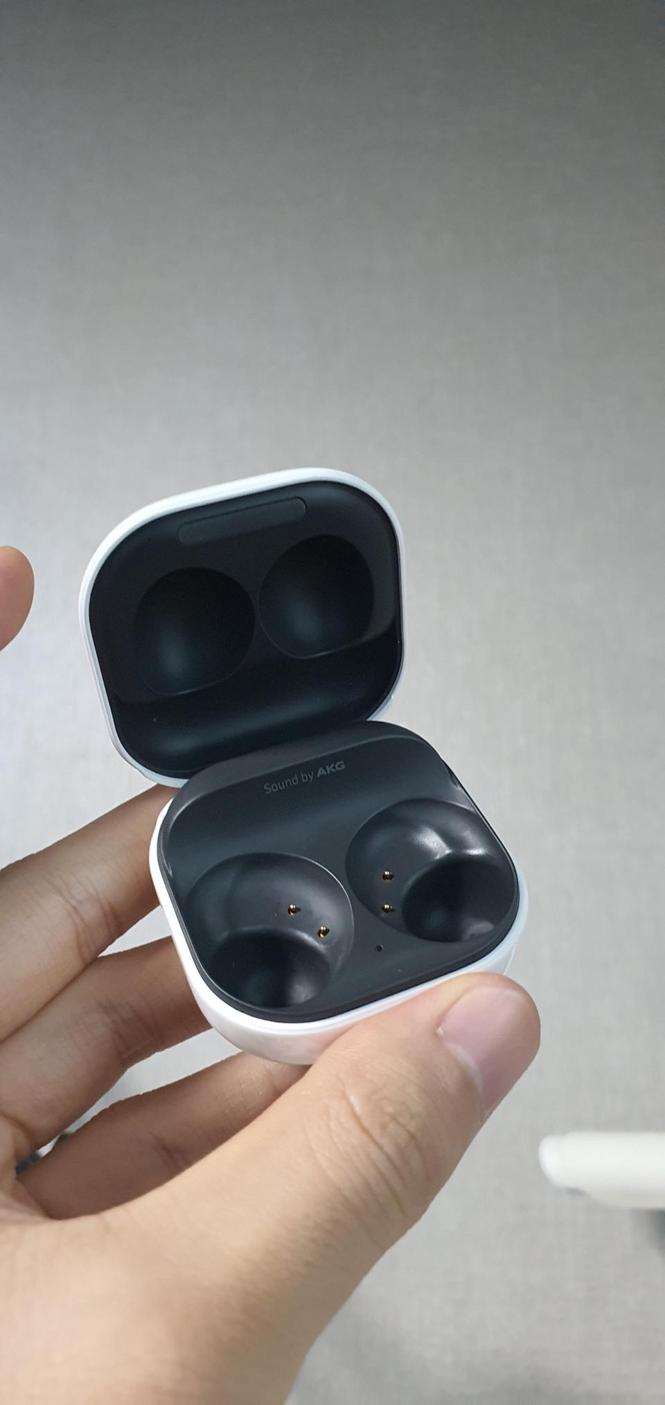 버즈 2 그라파이트 충전기 본체 판매합니다